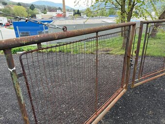 Dvoukřídlá vjezdová brána 10m + branka 1.1m + sloupy - 3