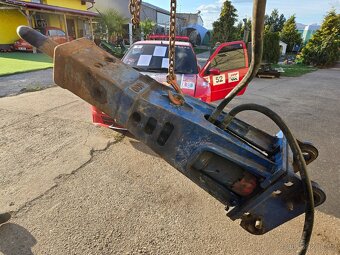 Bourací kladivo použito na traktorbagru Jcb 3cx - 3
