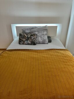 Bílá postel s matrací - 3