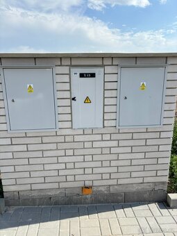 Stavební pozemek 848 m²,zasíťovaný,1 přímý soused(Dobrovice) - 3
