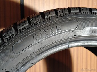 Zimní pneumatiky 225/45 94V R17, vzorek 2x 8mm Dot 0324 - 3