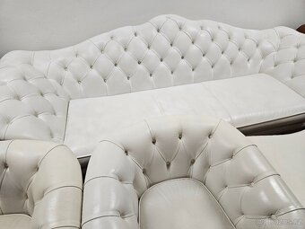 CHESTERFIELD ŠTÝL,KOŽENÁ BIELA 3+1+1+TABURET - 3