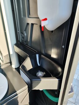 Nové mobilní přenosné WC s umyvadlem - 3