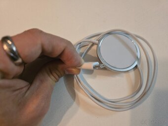 Bezdrátová nabíječka Apple rychlým nabíjením USB-C a magnet - 3