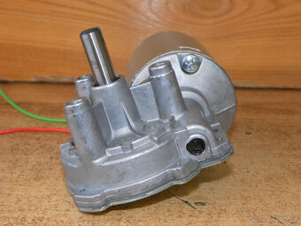 Elektromotor s převodovkou DEWERT 24 VDC, 33 ot./min. 330 W - 3