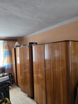Nábytek z počátku 60. let – šatní skříně a obývací stěna - 3
