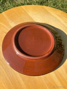 Lidový talíř s hnědým podkladem a barevným dekorem - 3