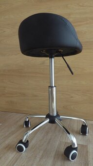 Pojízdná barová stolička - 3