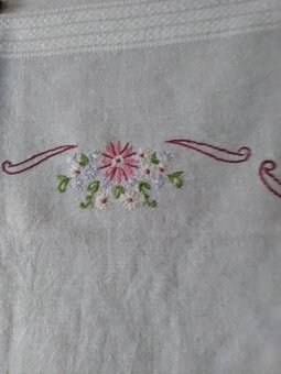 Ručně vyšívaný ubrus - 3