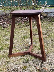 Ručně vyráběná dřevěná stolička z amerického ořechu - 3