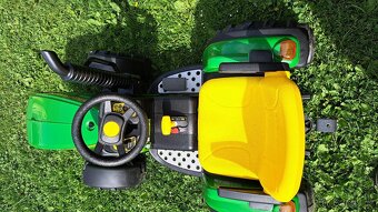 Prodám zánovní dětský elektrický traktůrek John Deere - 3