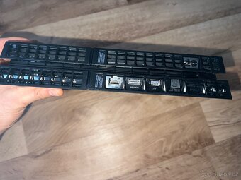 Sony PlayStation 4 1TB včetně 2 originálních ovladačů PS4 - 3