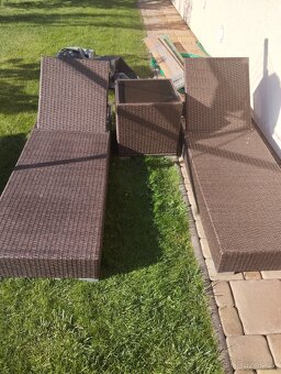 Prodám lehátka plast.ratan nevyužité. - 3