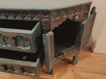 Starožitná nízká skříňka - 3