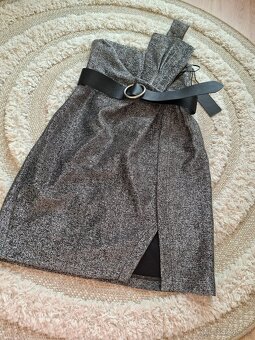 Třpytivé šaty s páskem Guess - 3