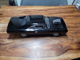 Dodge Charger kovovy model 1:8 - 3