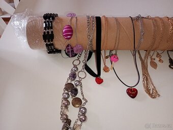 Bižuterie, náramky, náhrdelníky, náušnice, hodinky aj. - 3