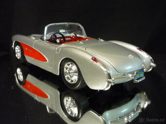 Chevrolet Corvette 1957 stříbrný Bburago 1/18 - 3