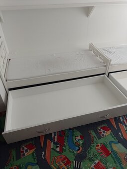 Dětská postel Ikea Kritter + police a šuplíky - 3