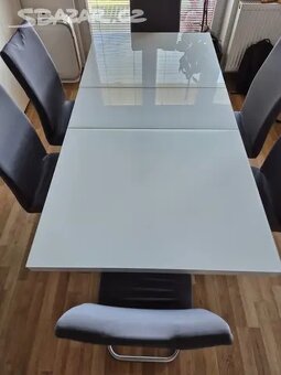 Bílý rozkládací skleněný jídelní stůl - 3