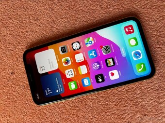 Apple iPhone XR 64GB - 3