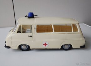 Sanitka Škoda 1203 KDN stará hračka Kaden - 3