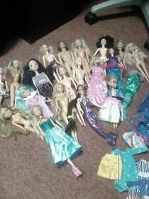 panenky Barbie+spousta oblečení-cena za všechno - 3