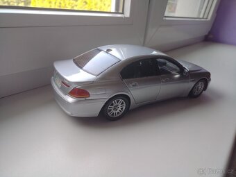 Model auta 1:18 - 3