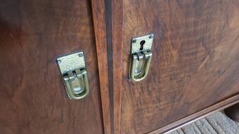 Starožitný nábytek - komoda s intarzií a mramorovou deskou - 3