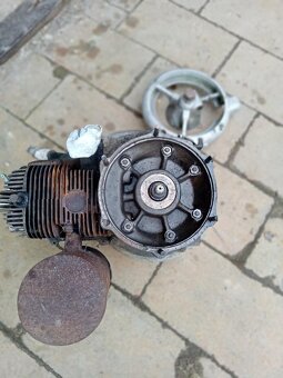 Motor ze sekačky - 3