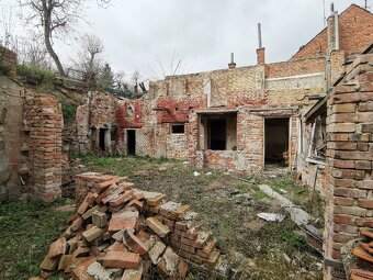 Pozemek 925m s nedokončenou demolicí RD - 3