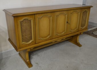 Rustikální komoda s gramofonem,rádiem a reproduktory. - 3