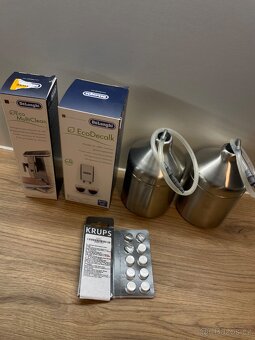 Kávovar KRUPS EA891810 Evidence Black, 2 nádobky na mléko + - 3