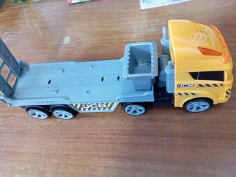 Nákladní auto s odtahovým vozem - 3