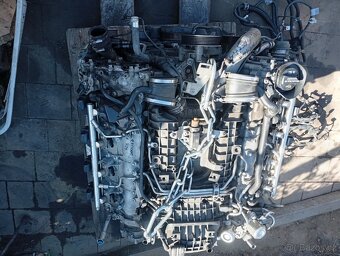 Prodám motor ko na spodku,na mercedes - 3