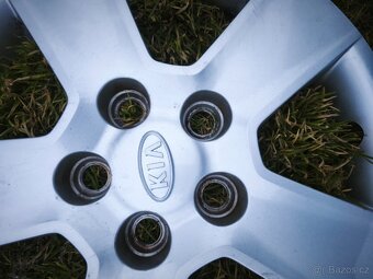 Kryty kol (poklice) originál Kia R15 - 3