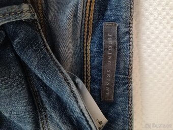 PRODÁM DÁMSKÉ SKINNY DŽÍNY GUESS - 3