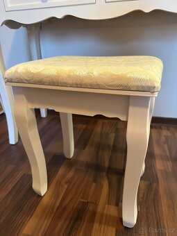 Kosmetický stolek - 3