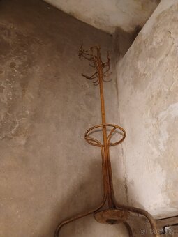 Věšák - 3