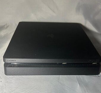 PlayStation 4 + 2 ovladače - 3