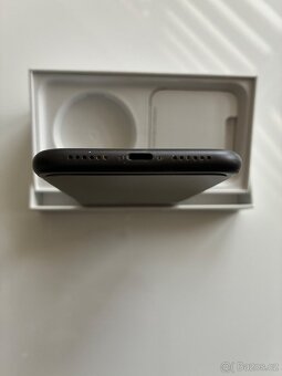 iPhone 11  černý - 64 GB - 3