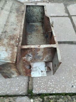 Prodám moc pěkný kastlík na nářadí na ZETOR25 - 3