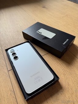 Samsung Galaxy S24 128GB šedý - 3