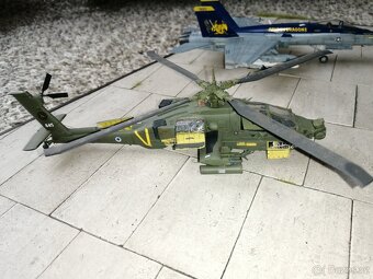 Slepený model AH-64 1/72 + podložka - 3