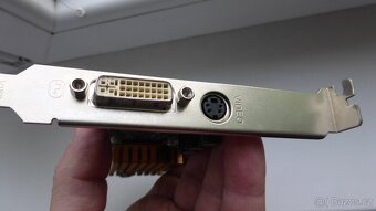 grafickou kartu do slotu AGP - 3