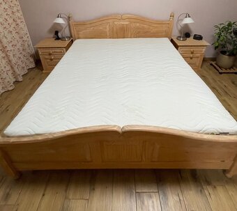 Dřevěná postel s nočními stolky - 3