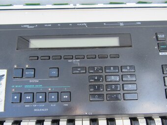Nabízím staré klávesy Yamaha. Nefunkční. Displej svítí. Jen - 3