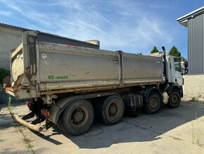 Nákladní vozidlo DAF osmi kola. - 3
