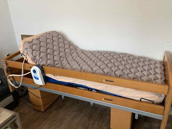 Elektrická zdravotní polohovací postel s příslušenstvím - 3