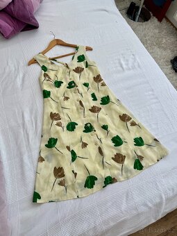 Letní dívčí / dámské šaty žluté s květinami - 3